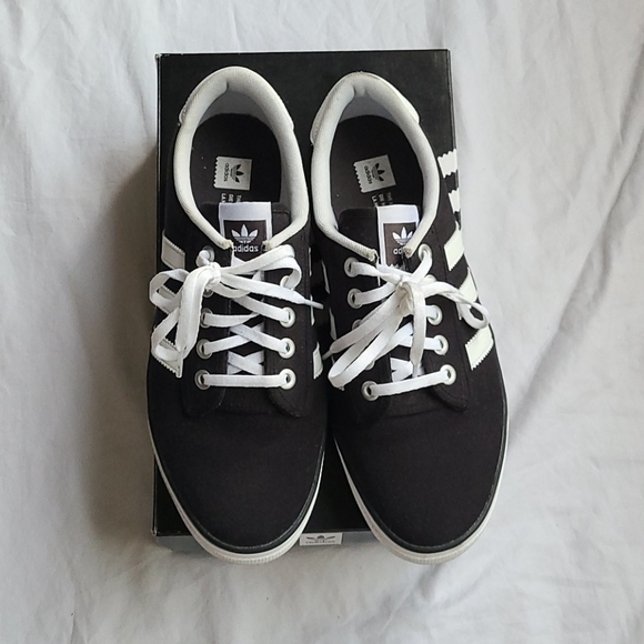 adidas kiel black and white